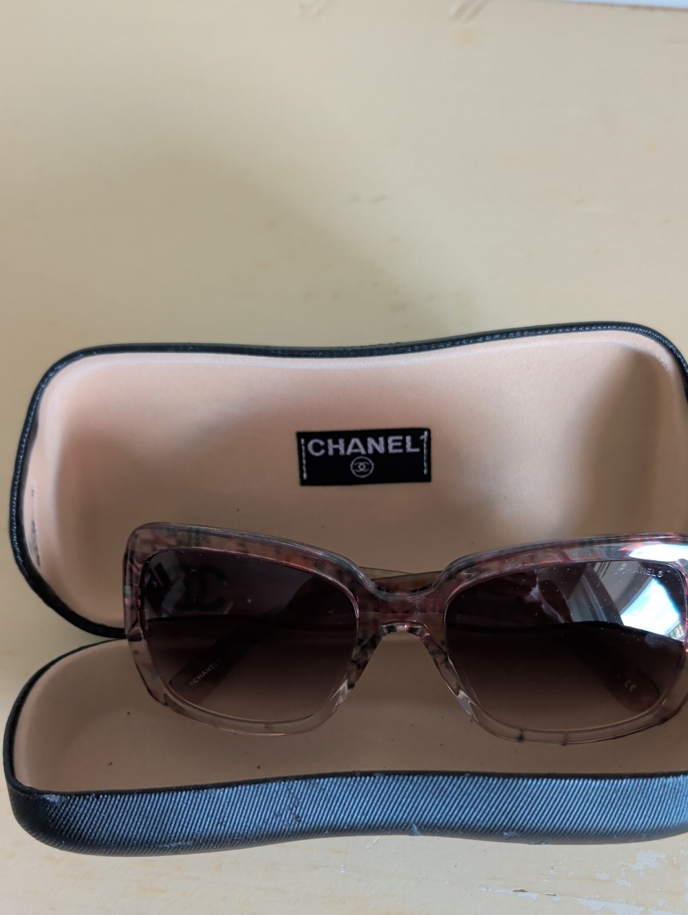 Multicolored tweed-patterned acetate frame with gradient lenses.